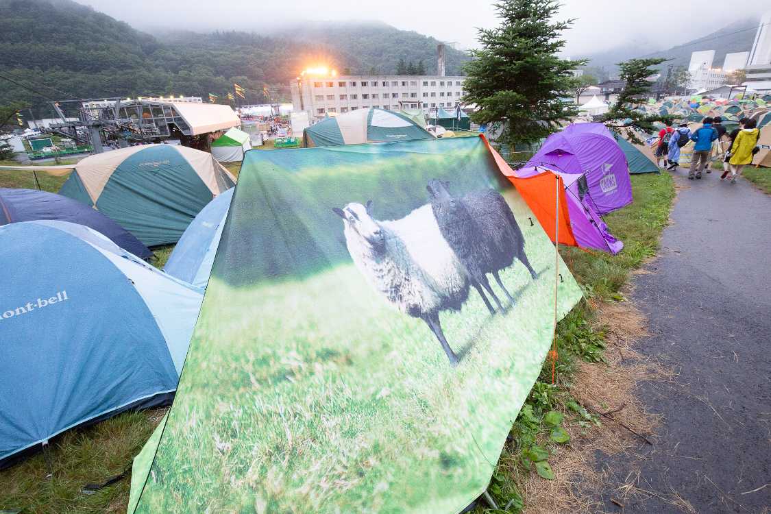 絵柄が目立つテント。