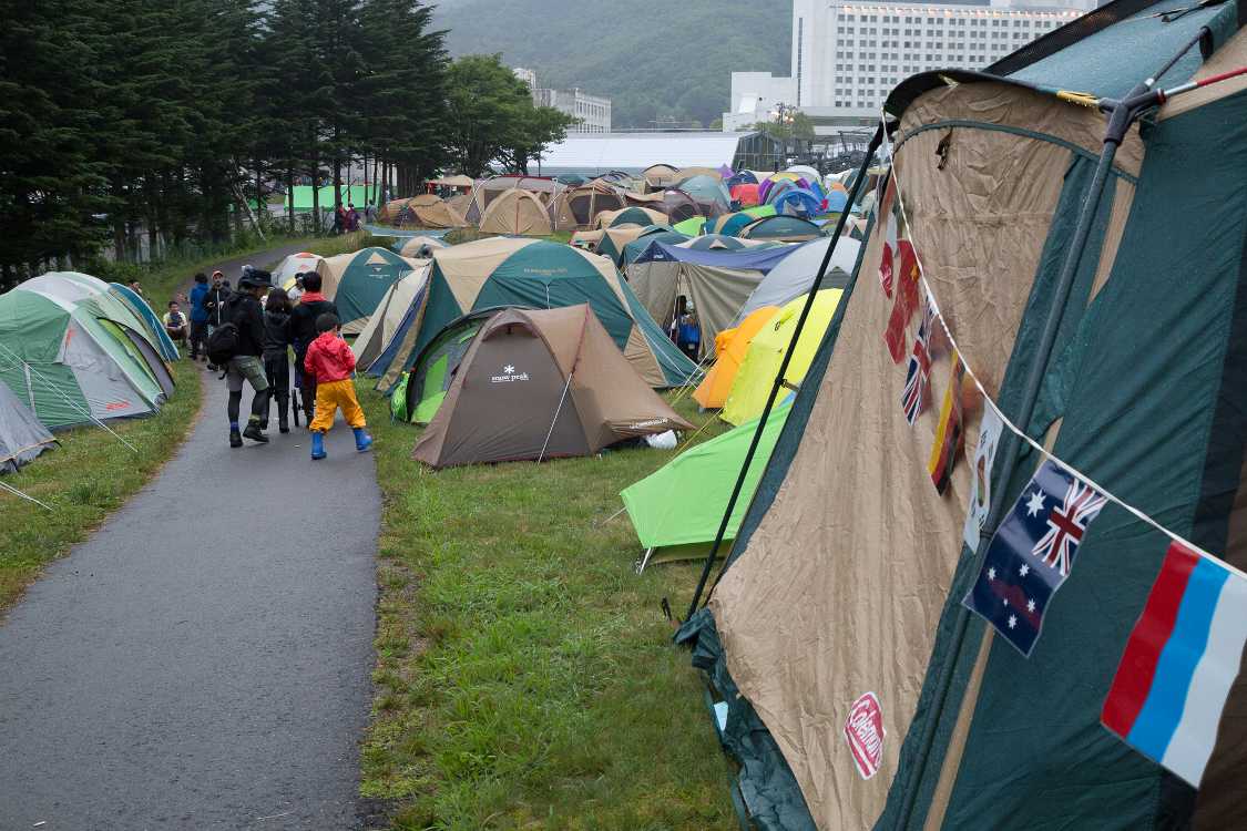 万国旗の目印は多い。