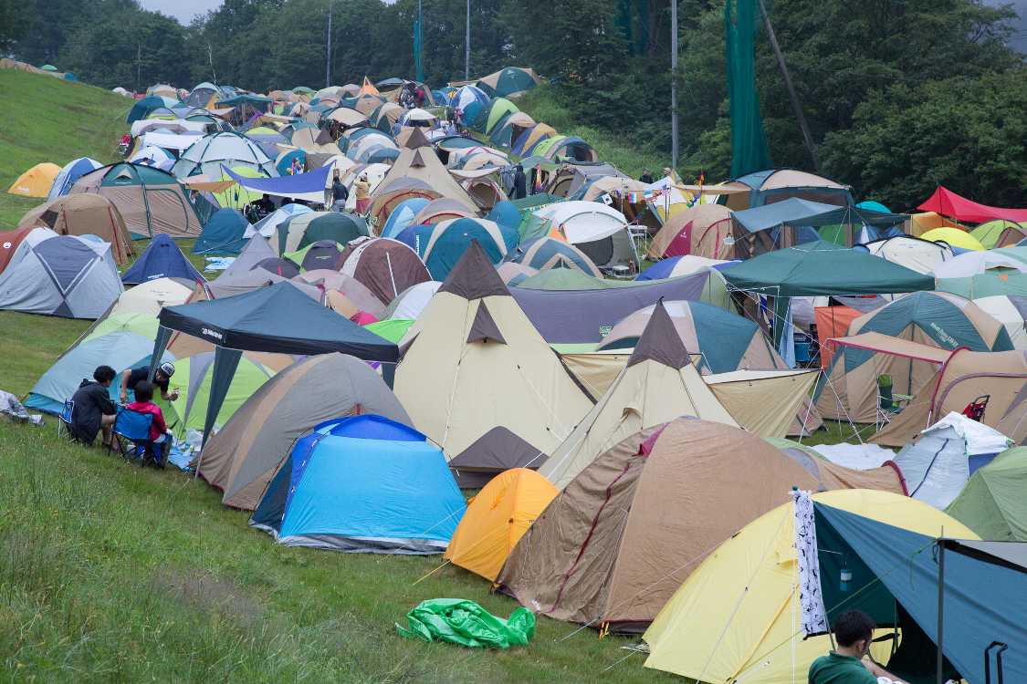 一時はドーム型テントがほとんどでしたがピラミッド型も増えてきました。