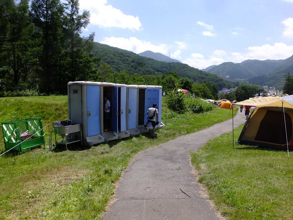 仮設トイレもある。洗面所は1つに減った。