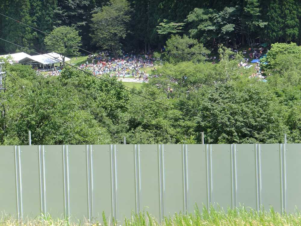 Dサイトから見えるグリーンステージ。左はプライオリティーテント。