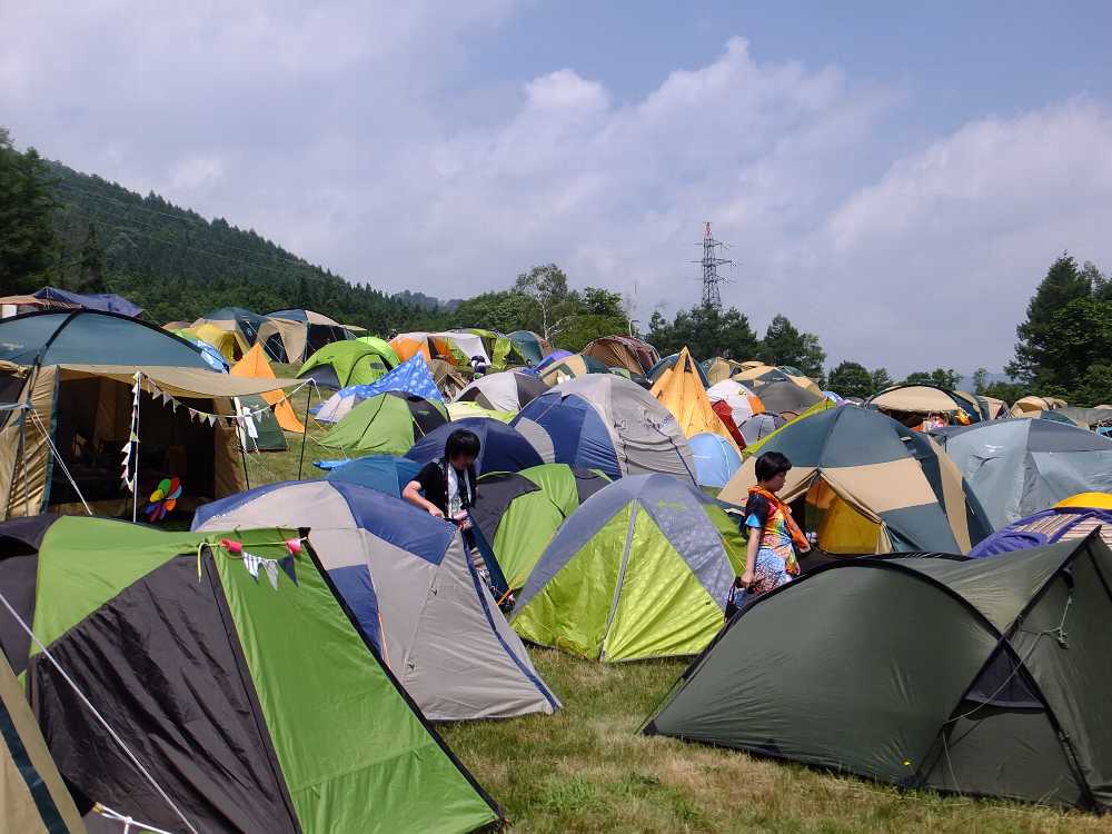 Bサイトはテントが密集している。
