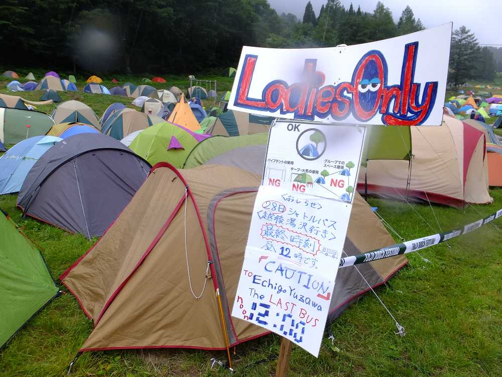 日曜の午前11時25分ごろ。シャトルバス最終時刻の告知。