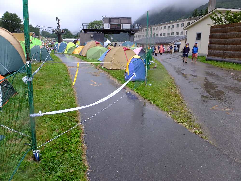 ピラミッドガーデン側からは通れなくなっている。向こうはキャンプサイトの入り口。