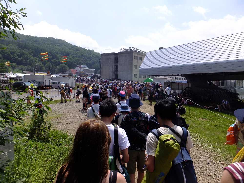 会場へ向かう人の行列。