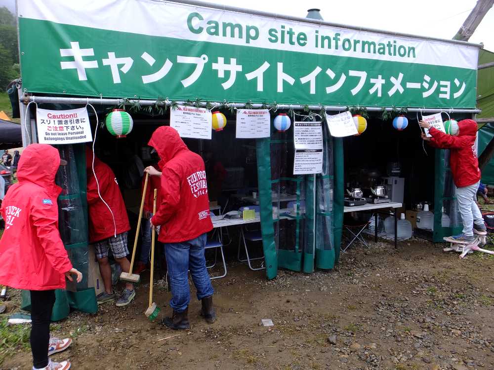 「スリに注意」の表示をつけている。