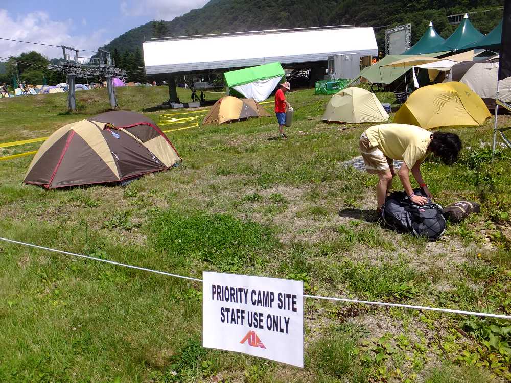 運営関係者のキャンプサイト。運営関係者は会場に近い場所を優先的に確保されているべきで、もっと広くてもいいだろう。