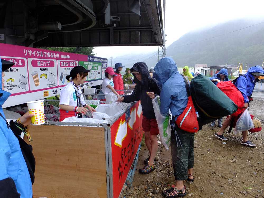 キャンプサイト前のごみ分別所。