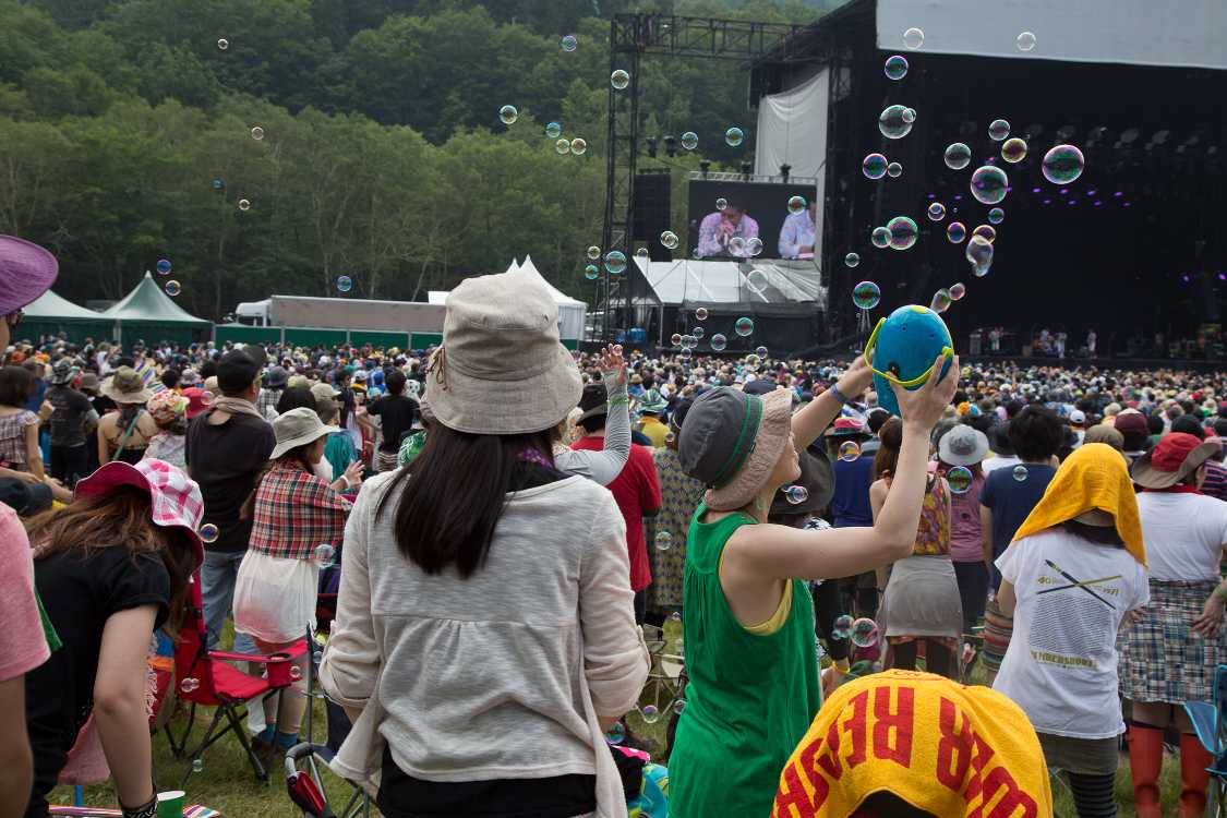 シャボン玉を飛ばす人。