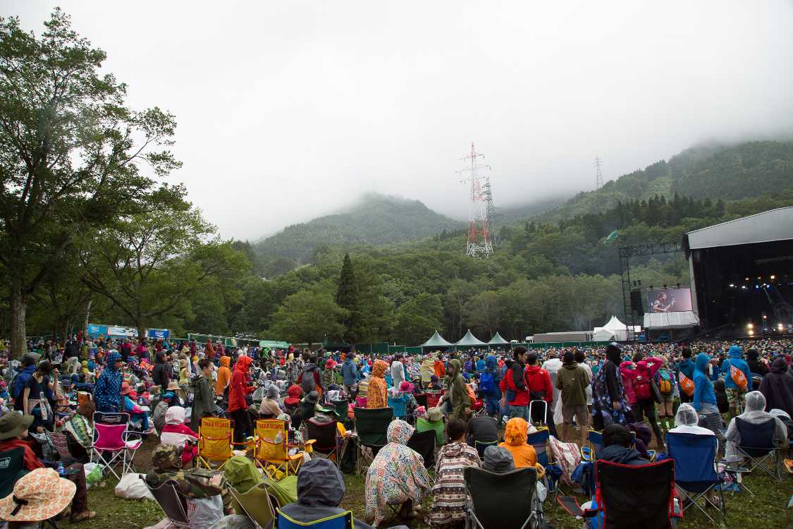 日曜は雨具を着ている人が多い。