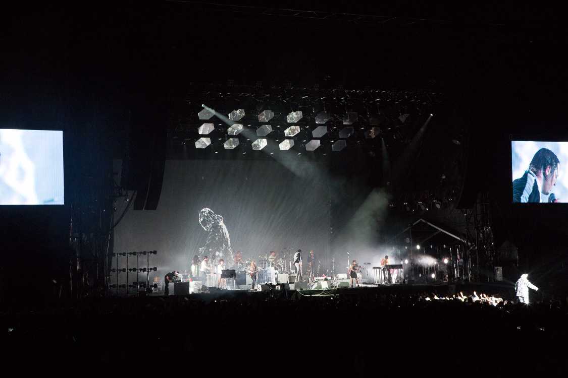 ステージ上は10人以上。