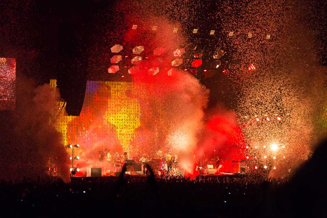 紙吹雪と煙幕。