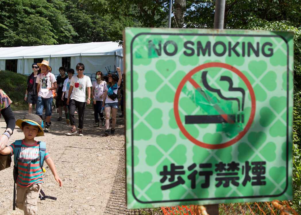 歩行禁煙はほとんど守られない。