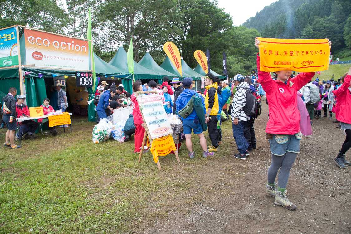 日曜の午後1時30分ごろ。参加者は1000人超。