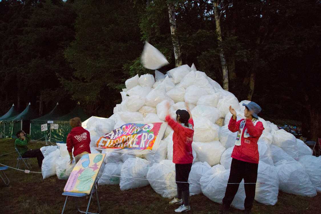 投げている男性は18歳。
