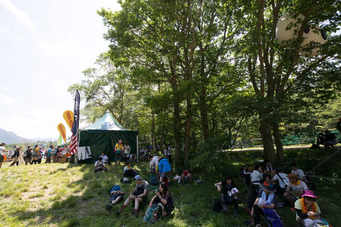 タワーレコードとジープの横の木陰。