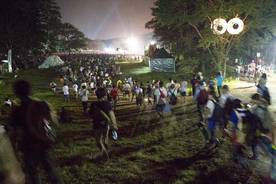 土曜の午後9時10分ごろ。グリーンステージに行く人が多いのはアーケイド・ファイアの開演前だから。