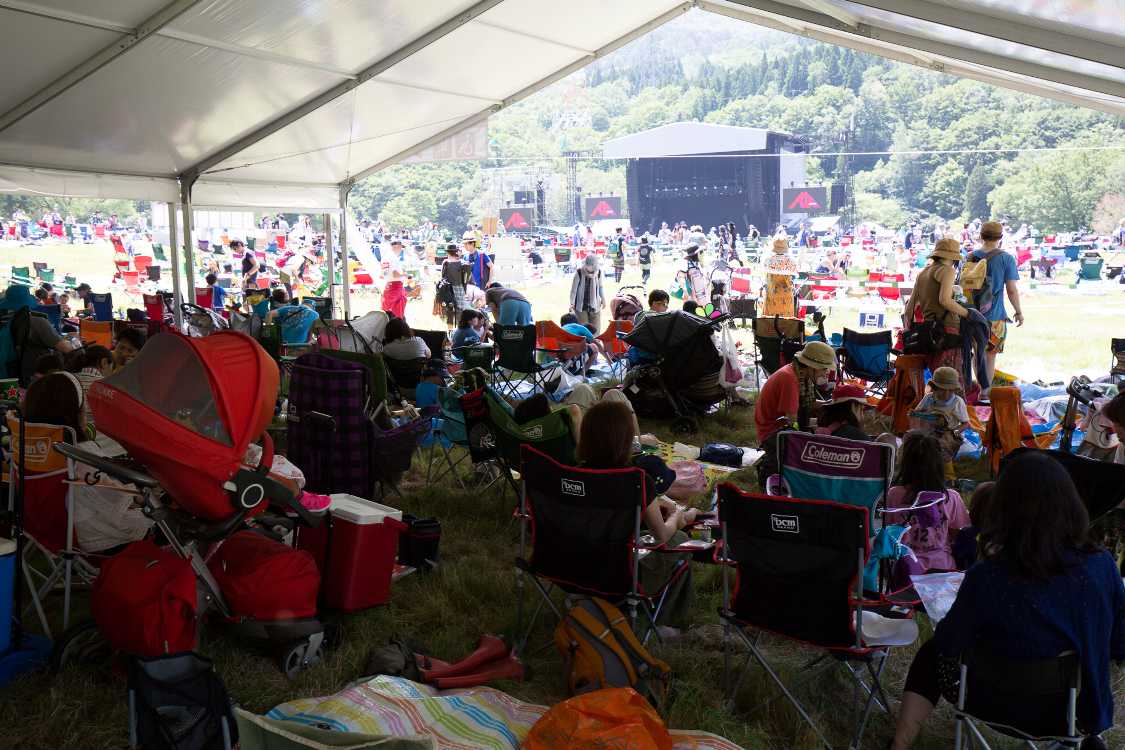 プライオリティーテントからのステージの見え具合。