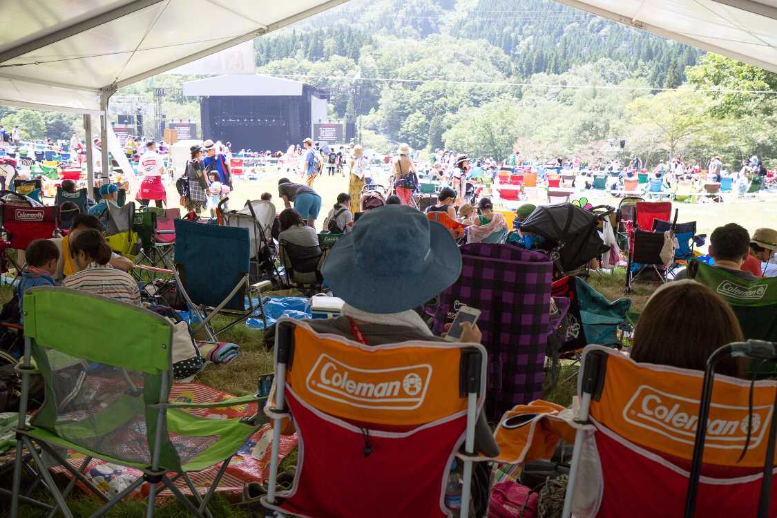 夜、人がたくさんいるとステージ自体は見えなくなるがモニターの画像は見える。