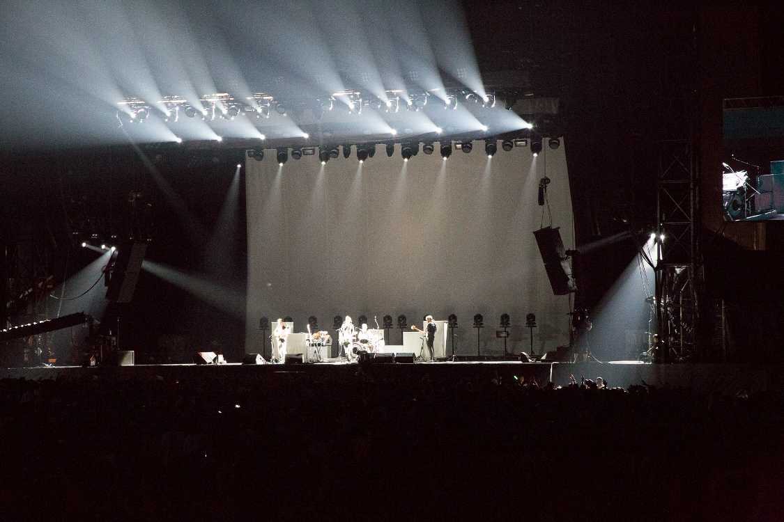 モノクロに近いステージ。