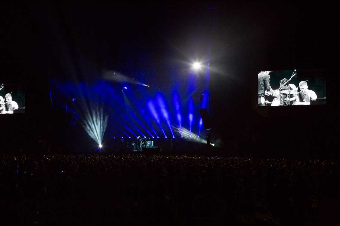 以前も映像はモノクロだったが、今回もモノクロになっている。