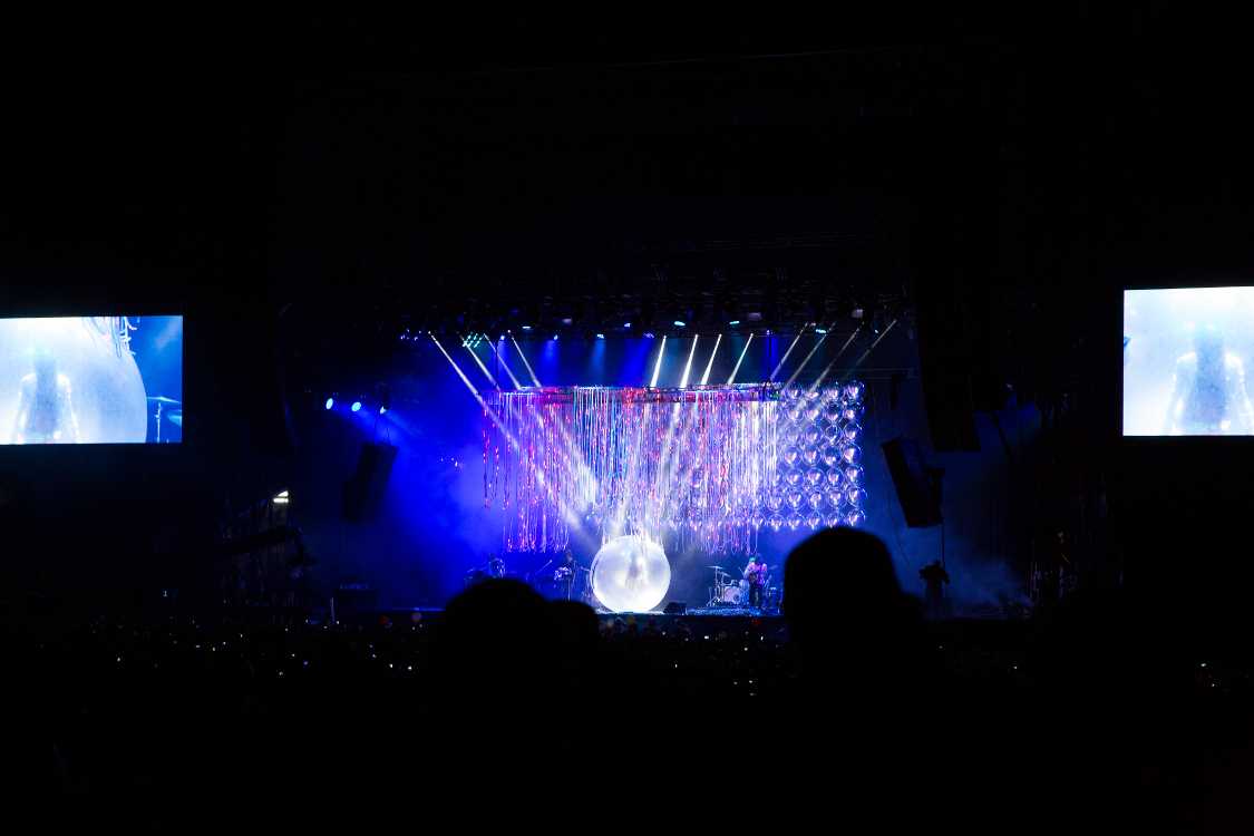 透明の球に入るウェイン・コイン。