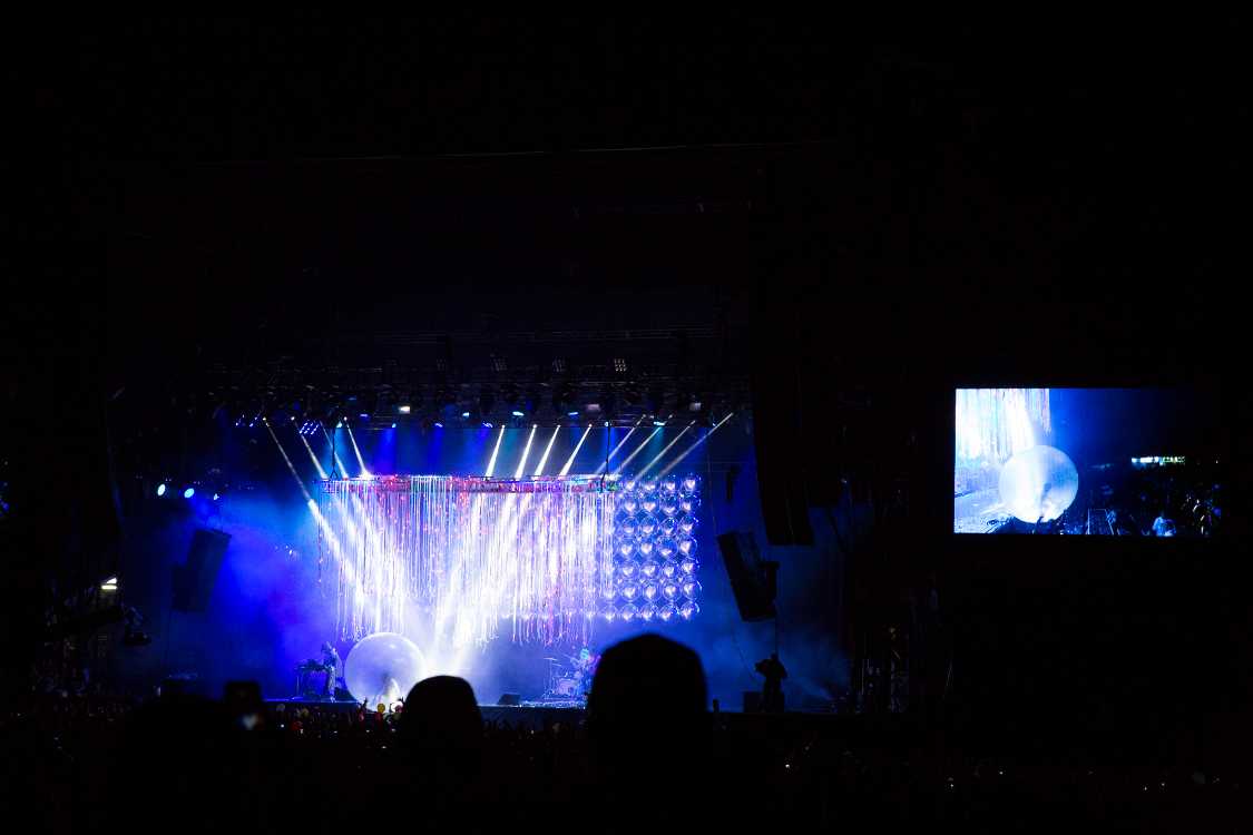 観客側に下りていく。