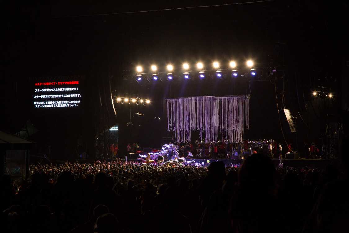 終演後、セットの一部が観客に提供された。