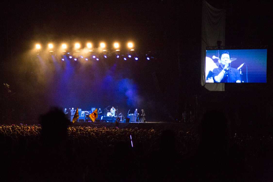 アイリッシュ・パンクの創始者となったバンド。ボーカルのシェーン・マクゴーワンは咳払いもするし痰も吐く。ピースサインもして愛されるおっちゃんになっていた。