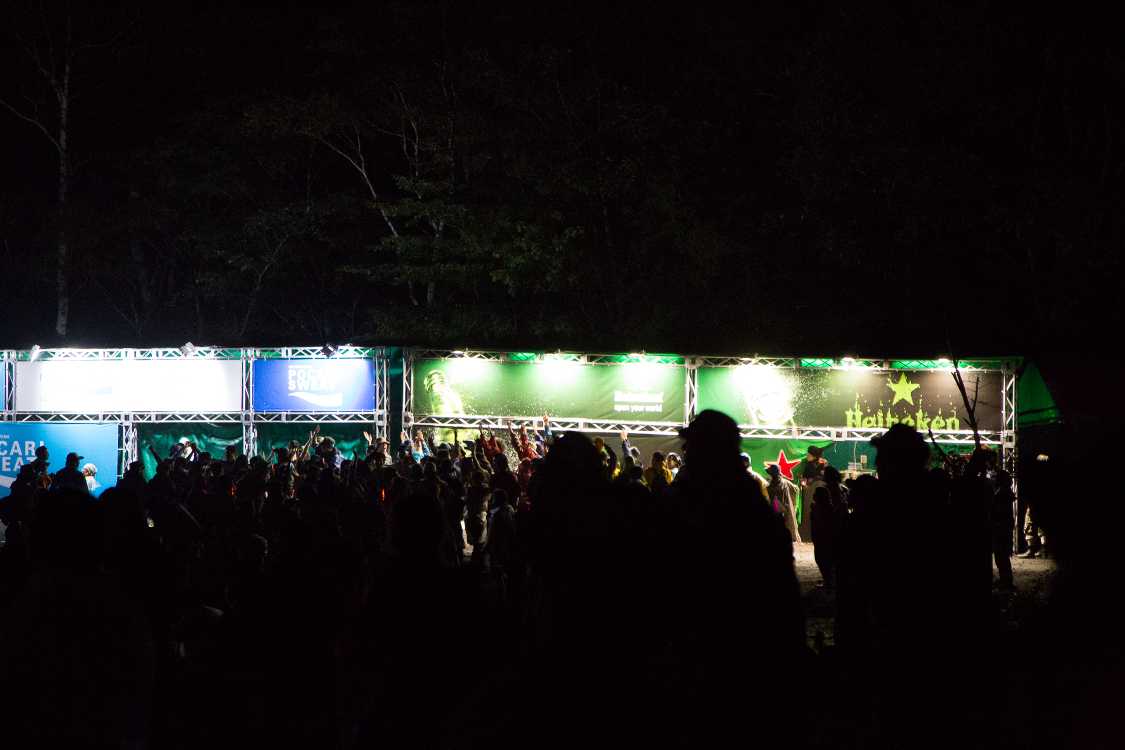 ステージの北側で踊る人の輪。