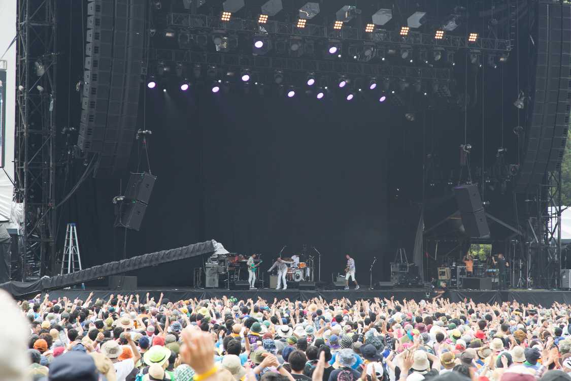 かつて忌野清志郎もやっていたジェームス・ブラウンの定番パフォーマンス。