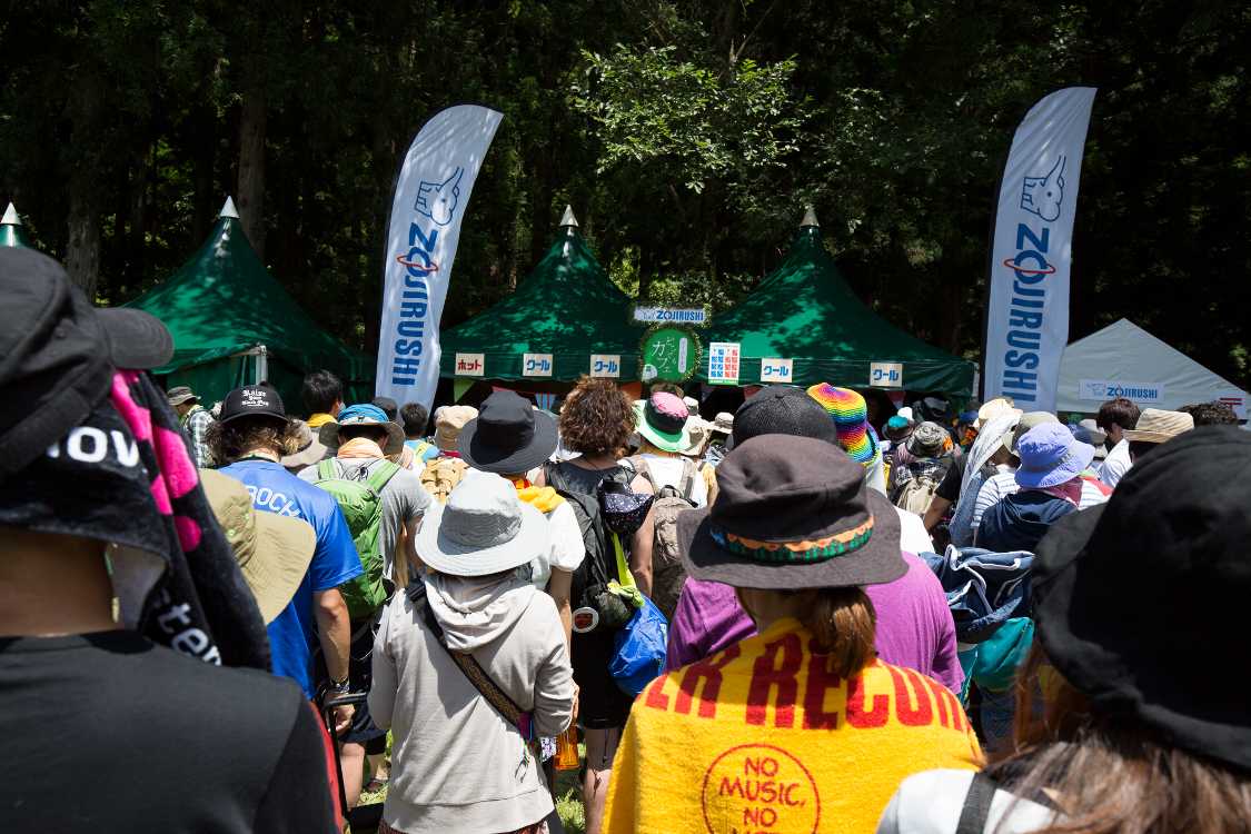 金曜午後0時20分ごろの行列。