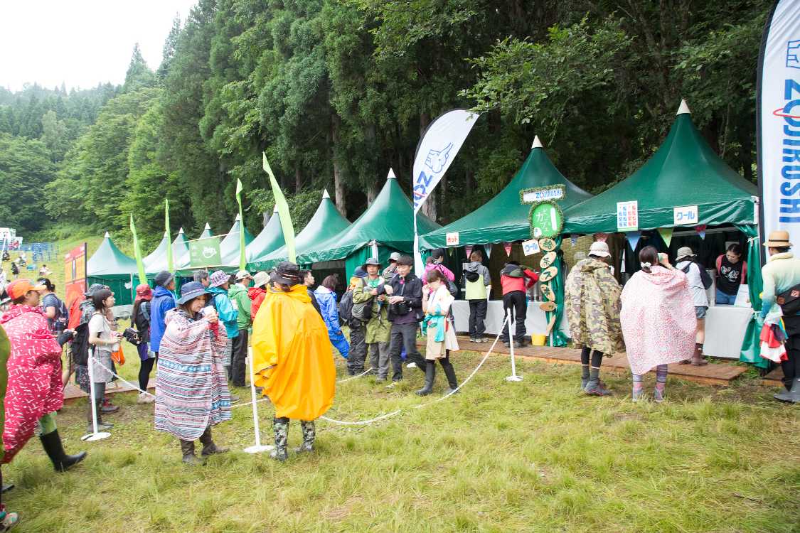 雨の日は冷茶より熱い茶の方が行列が長い。
