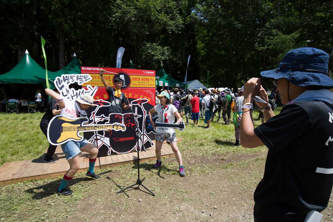 写真撮影用のセット。ギターとベースとドラムのほか、マイクスタンドもある。