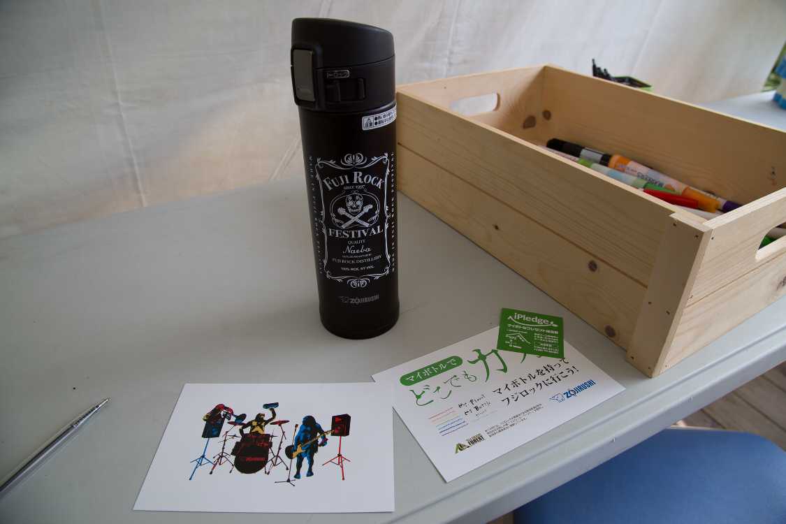 左がはがきの絵柄。