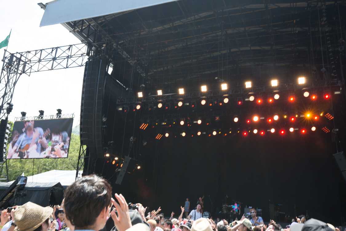 観客の中で演奏。