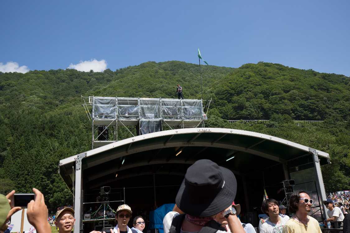 何と呼ぶのか分からないところに登って演奏。