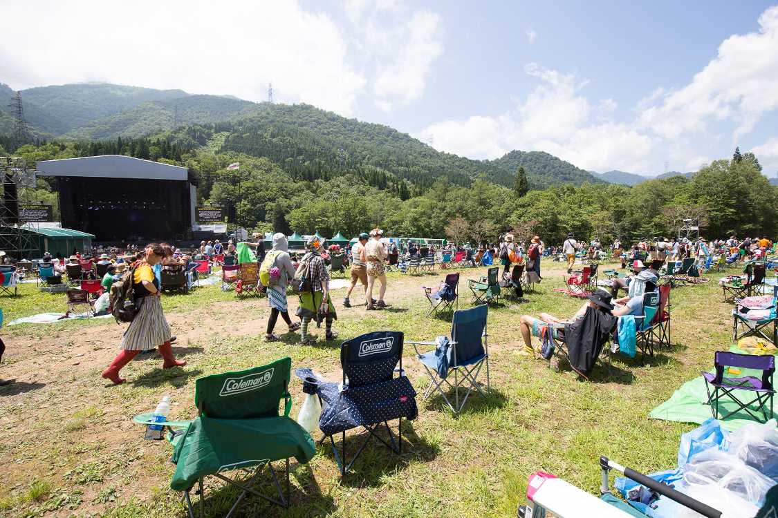 グリーンステージを横断する導線。金曜午後0時ごろ。