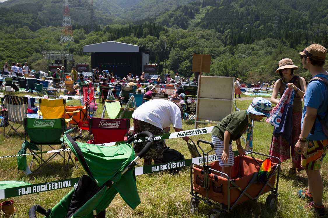 導線のすぐ前方。