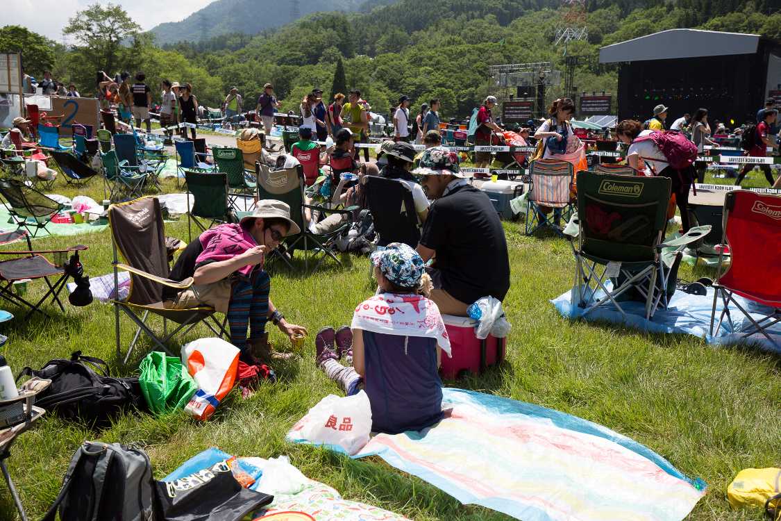 導線のすぐ後方。導線に近いところは人気だ。