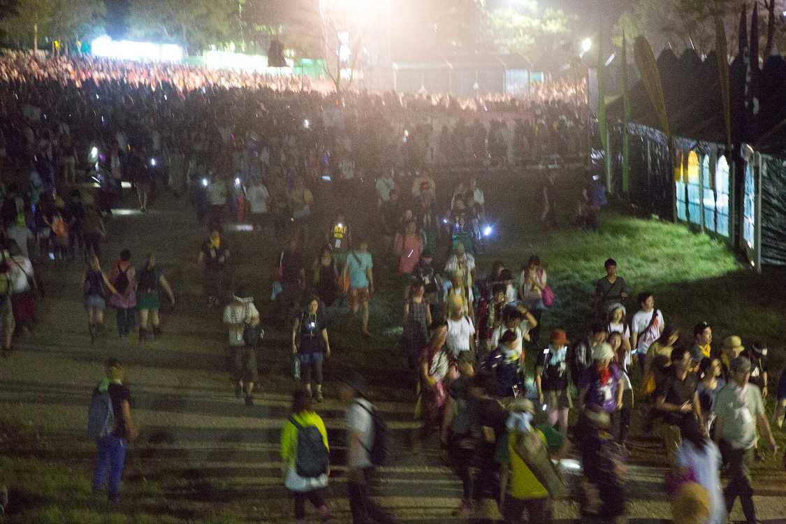 グリーンステージからホワイトステージに向かう人。電気グルーヴ終了後。