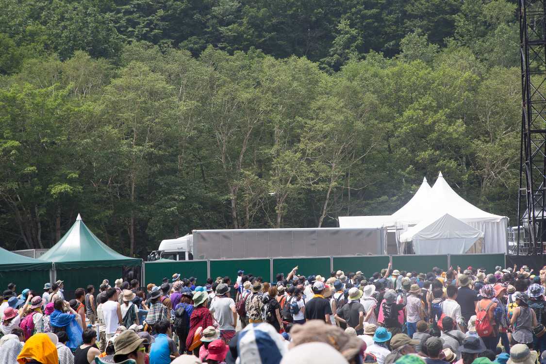 ステージの奥に消えていったのでアーティスト側が飛ばしたとみられる。