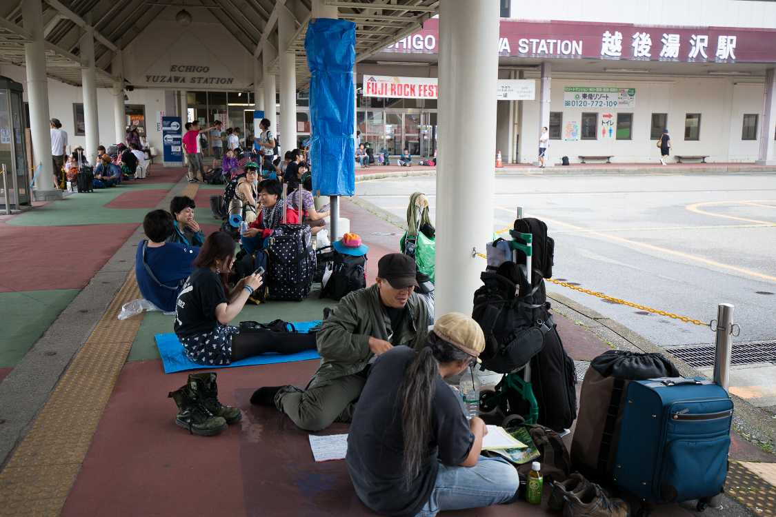 シャトルバス行列の先頭。