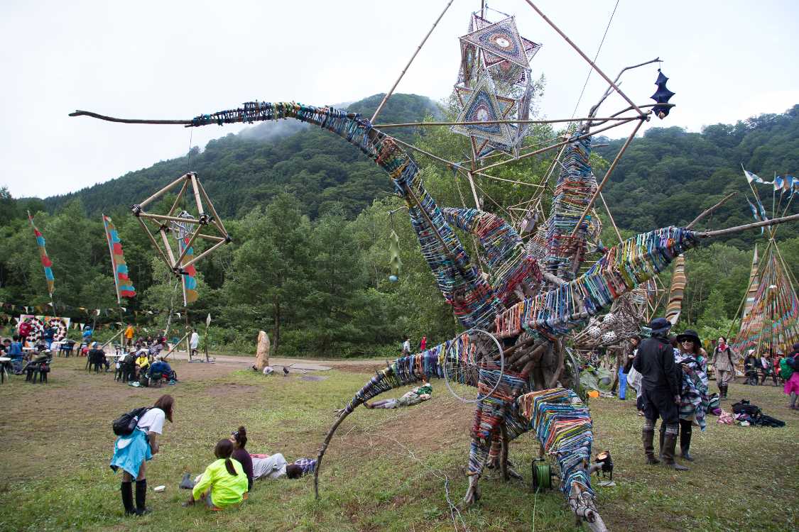 骨組みは流木か伐採した枝などを使用。