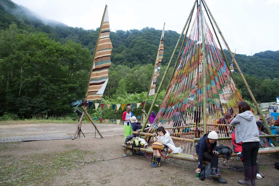 ベンチを兼ねる六角錘。