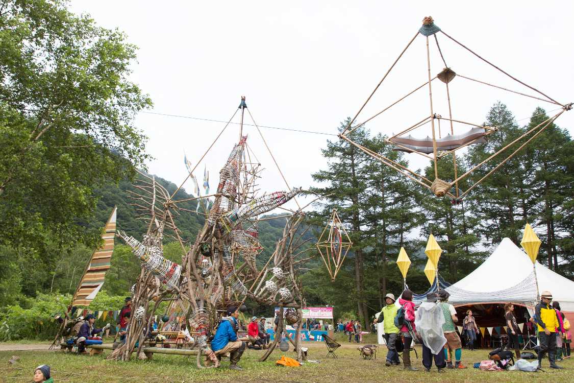 宙に浮く造形物。