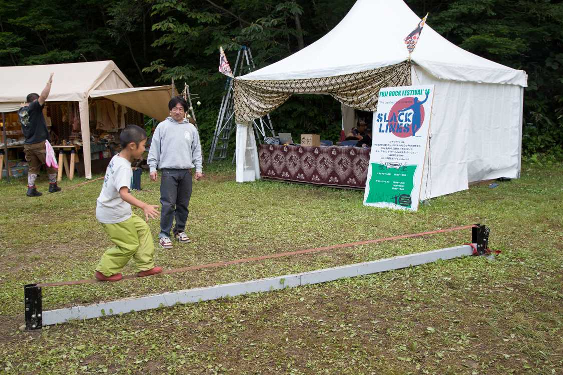 スラックライン。簡単に言えばゴム紐の上を歩く。うまい人はゴム紐の上で芸もする。