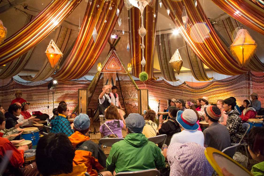 ドラムサークルのテント内。