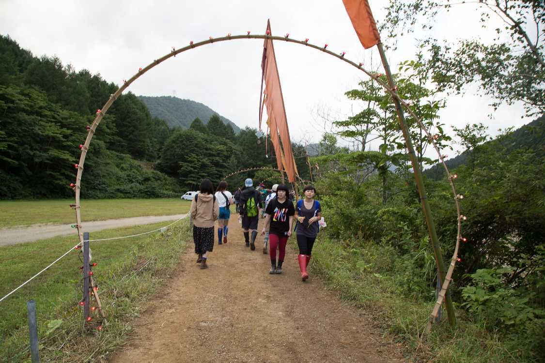 竹の輪をくぐりながらストーンドサークルへ。