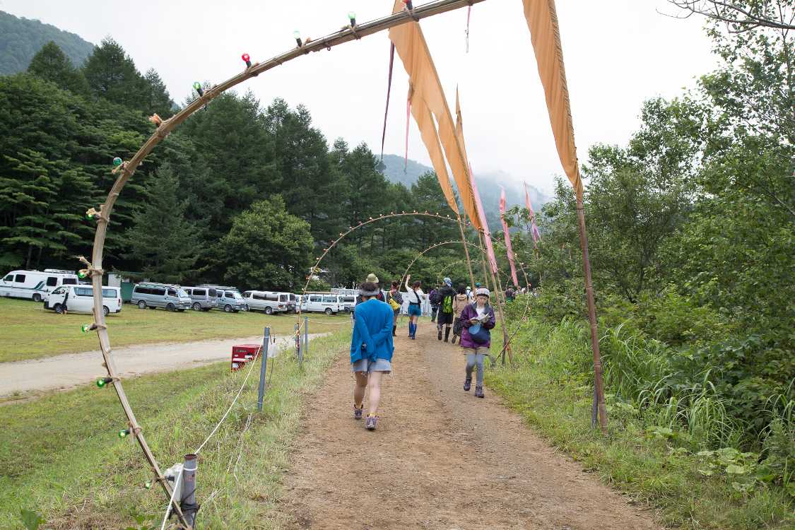 日曜の午後5時30分ごろ。明るいうちは電球が目立たない。